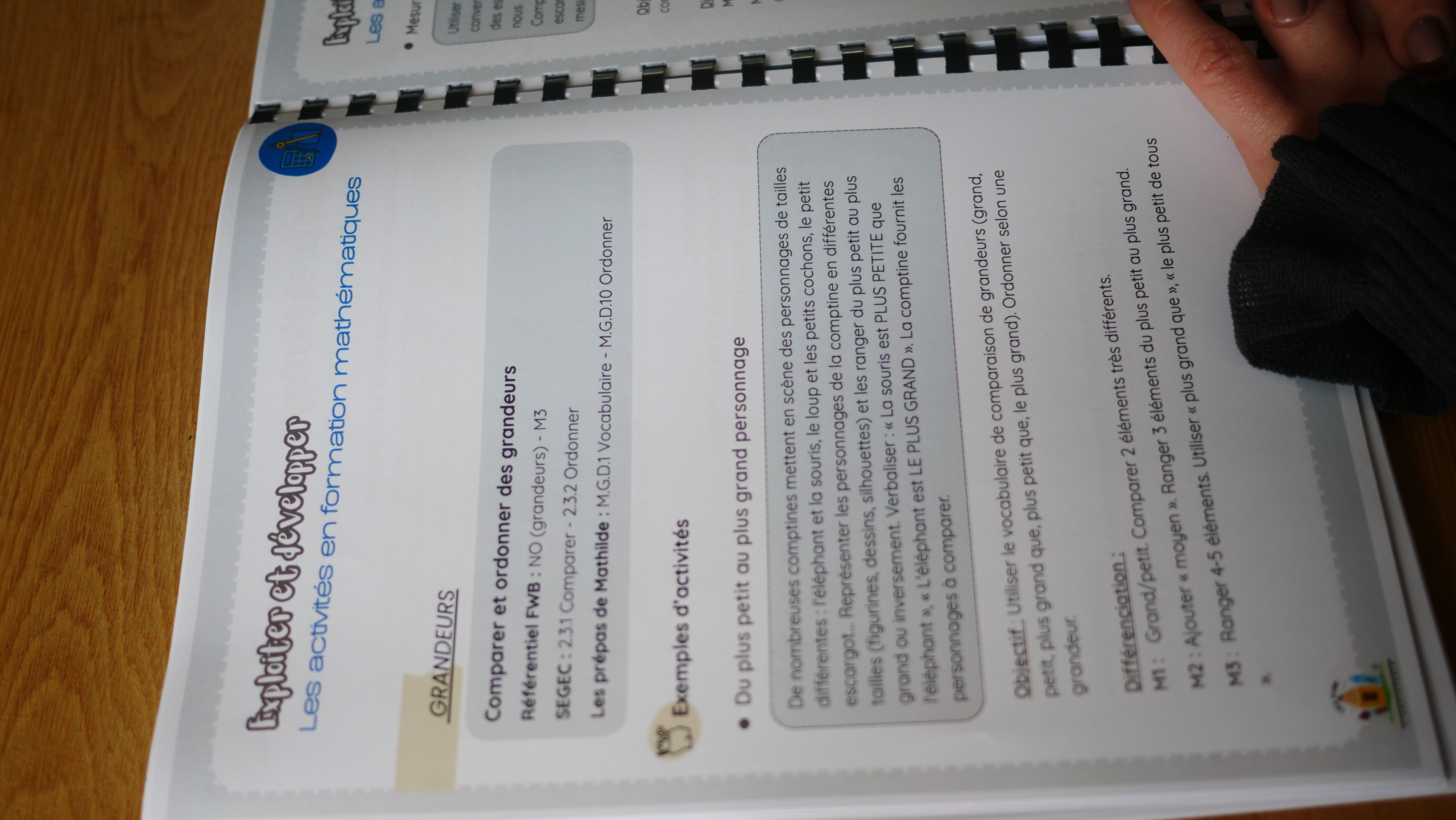 Double page ouverte du dossier : activités en formation mathématiques - Grandeurs, avec différenciation M1/M2/M3 et codification Référentiel FWB + SeGEC