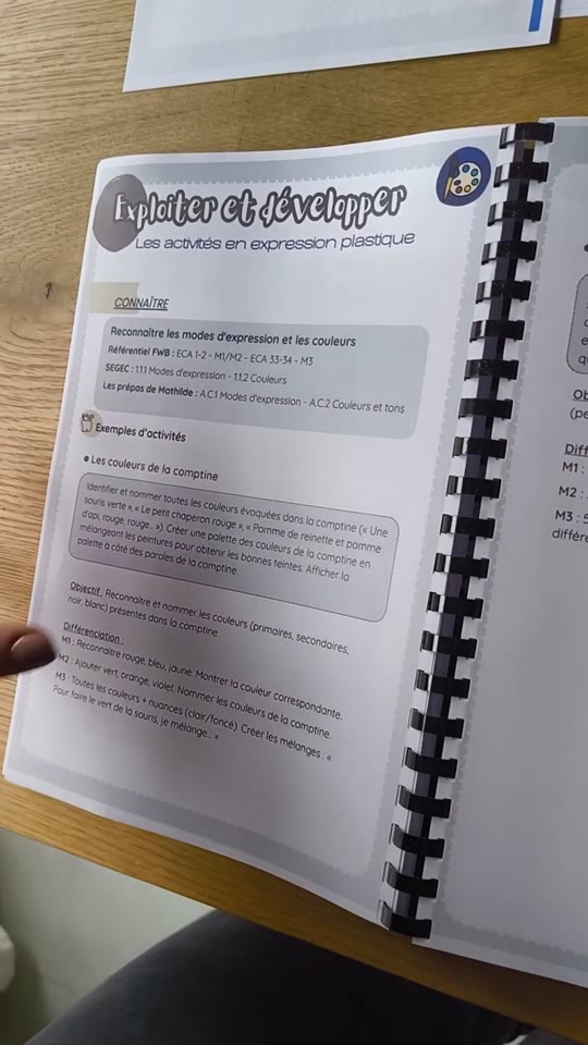 Jessica utilise le dossier en classe